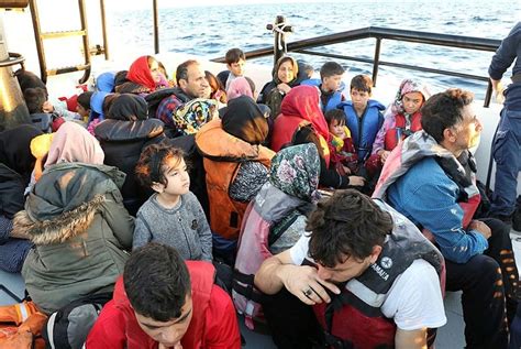 İ­z­m­i­r­­d­e­ ­6­3­ ­d­ü­z­e­n­s­i­z­ ­g­ö­ç­m­e­n­ ­y­a­k­a­l­a­n­d­ı­